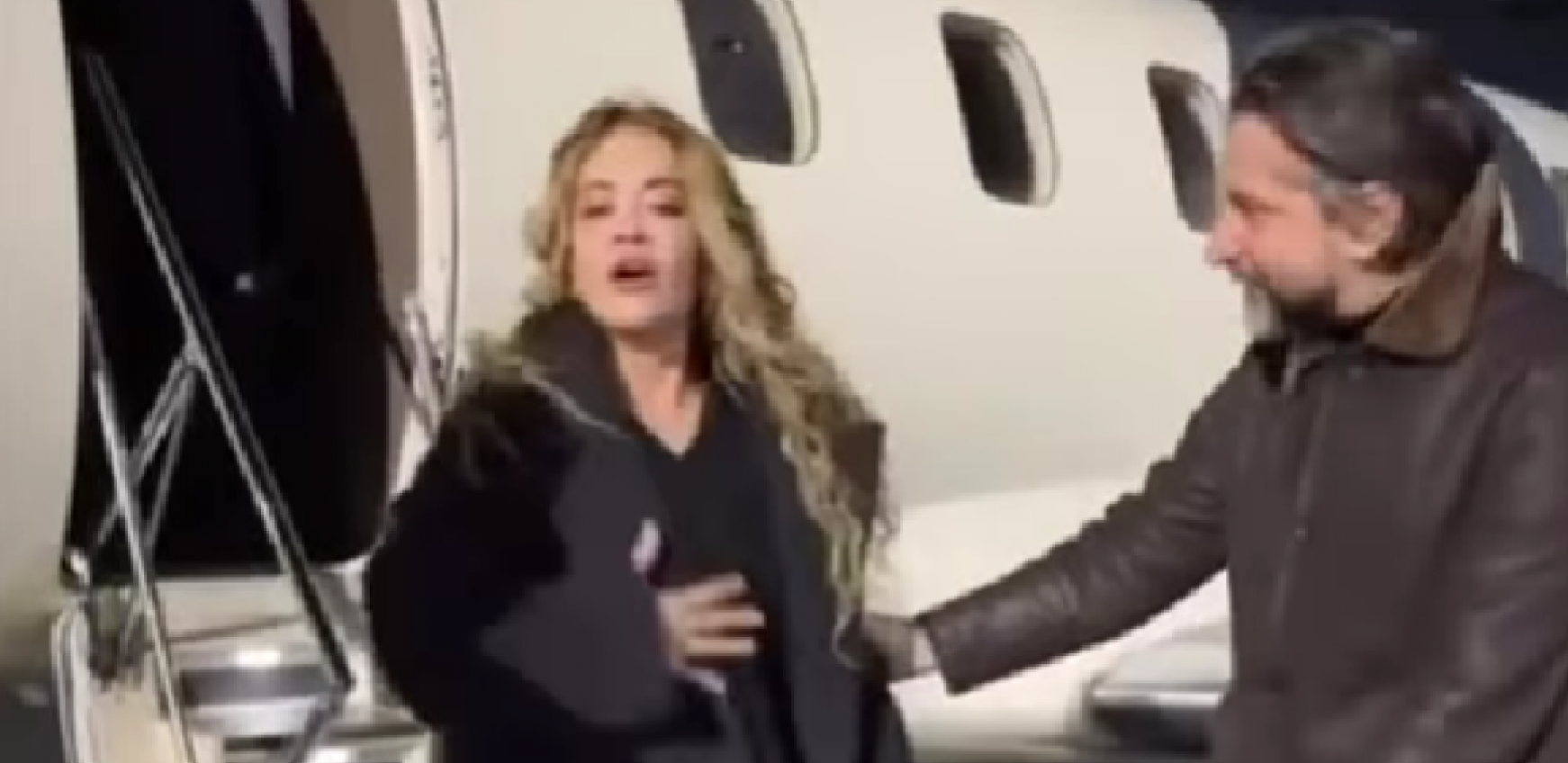 RITA ORA DOŠLA NA KOSOVO, PA MAZILA ZEMLJU Evo koja tri poteza je napravila kontroverzna Albanka