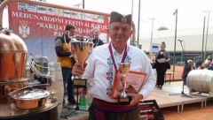 Novakovići iz Gornje Trnave imaju zasade voća od kog Ljiljana pravi najbolje džemove i slatka, a Zoran rakiju