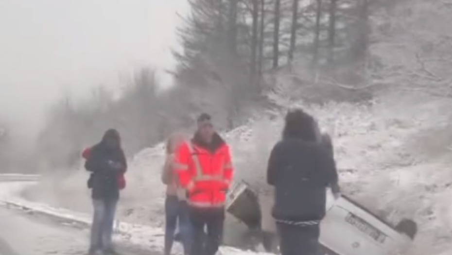 AUTOMOBIL SE PREVRNUO NA KROV Snimak nesreće u Rudniku, žena sletela sa puta (VIDEO)