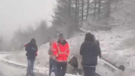 AUTOMOBIL SE PREVRNUO NA KROV Snimak nesreće u Rudniku, žena sletela sa puta (VIDEO)