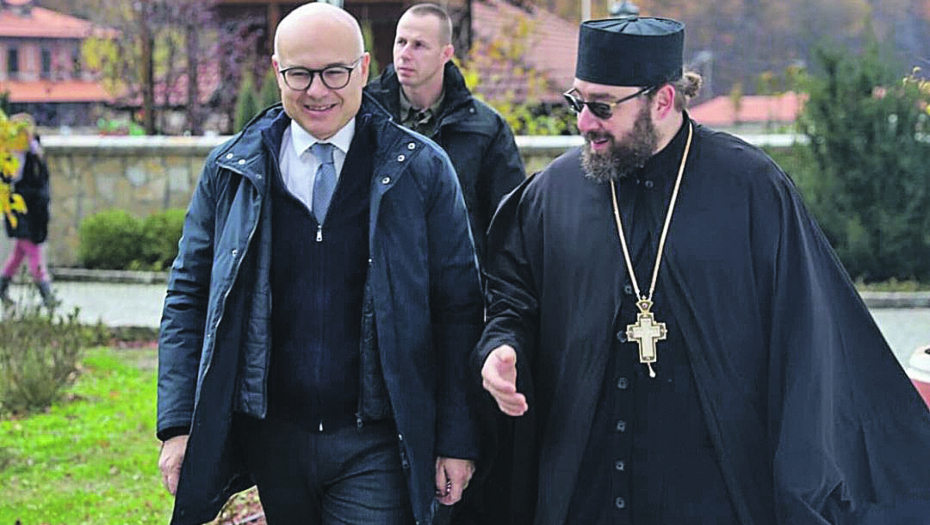 PRISUSTVOVAO LITURGIJI U MANASTIRU Vučević sa sinom posetio jednu od najvećih srpskih svetinja!