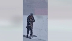 PROSLAVLJENI TRENER RASTOPIO SRCA UŽIČANA Sneg veje bez prestanka, a on sa lopatom izašao na stadion