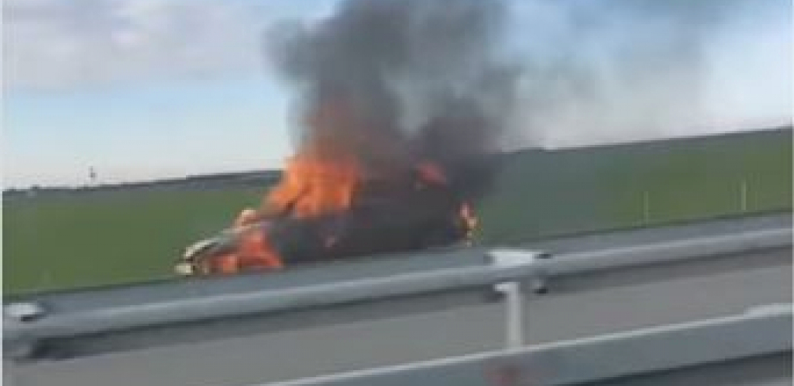 BUKTINJA NASRED PUTA Gori automobil na auto-putu Beograd-Novi Sad