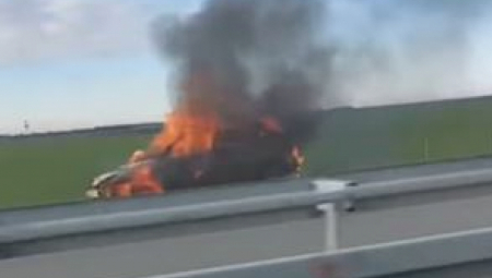 BUKTI POŽAR KOD KRUŠEVCA: Plamen guta automobil na auto-putu (FOTO)