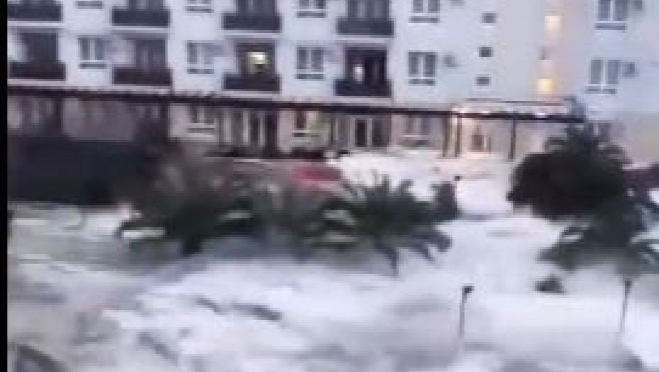 TALAS OD 6 METARA PREPOLOVIO ZGRADU Stravično nevreme u Rusiji, more nadire (VIDEO)