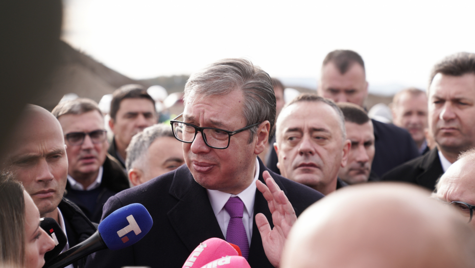 VUČIĆ NARUČIO PROBIOTIK NOVINARIMA N1 "Nabavićemo vam i bromazepam, da lakše podnesete rezultate 17. decembra!"