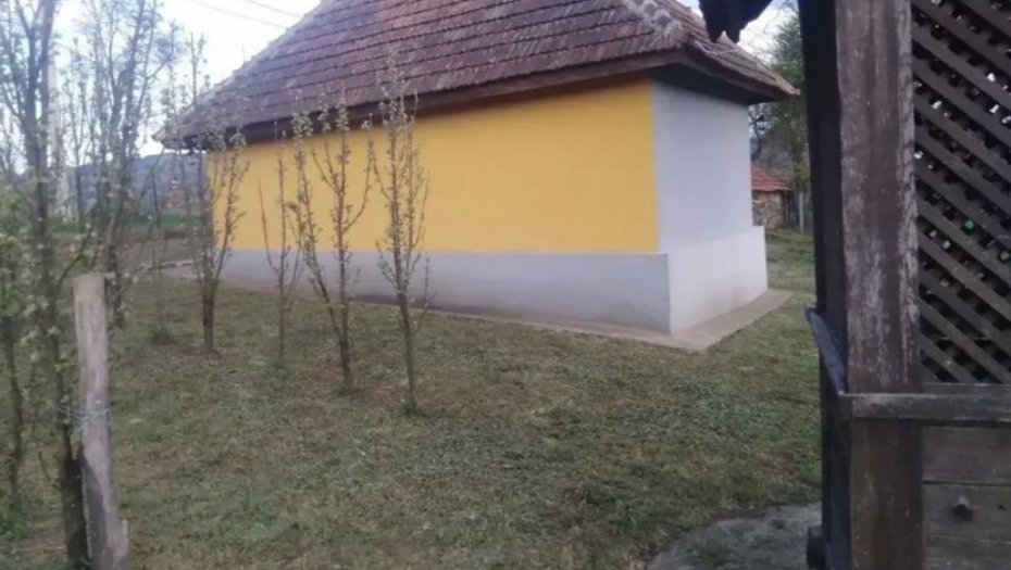 DAJEM KUĆU I PLAC ZA JEDAN KOMBI Petrov oglas mnoge zbunio, a evo u čemu je caka