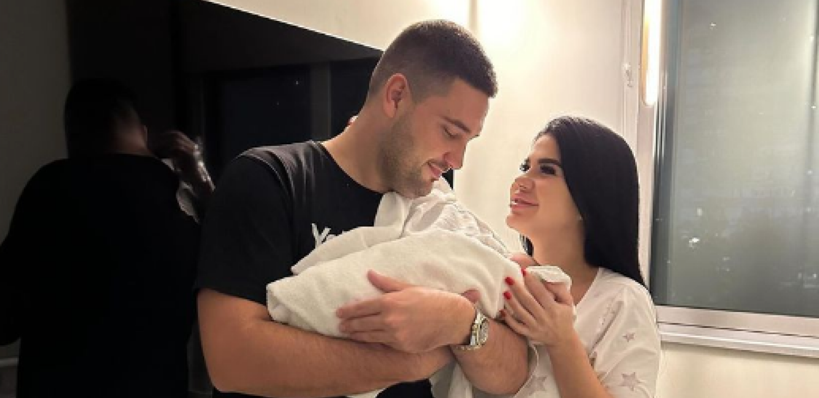 "MODERNA SILIKONUŠA KOJA NE DOJI": Supruga našeg pevača se nedavno porodila, a već dobija jezive poruke, sve objavila javno!