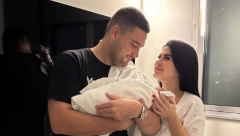 "MODERNA SILIKONUŠA KOJA NE DOJI": Supruga našeg pevača se nedavno porodila, a već dobija jezive poruke, sve objavila javno!