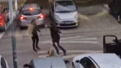 BRUTALNA TUČA U NOVOM SADU Nokautirao devojku, drugi muškarac mu odmah skočio za vrat (VIDEO)