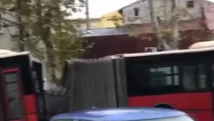 PREPOLOVIO SE AUTOBUS GSP-A "Harmonika" pukla na pola, jeziva scena kod Mašinskog fakulteta (VIDEO)