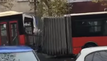 OGLASIO SE GSP O AUTOBUSU KOJI SE PREPOLOVIO Poznato ima li povređenih putnika (VIDEO)