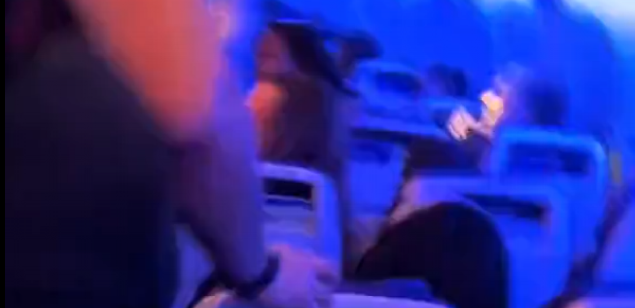 MUŠKARAC POBEGAO IZ AVIONA Iskočio kroz izlaz za hitne slučajeve, putnici sve snimili (VIDEO)