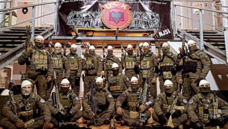 OVO JE TA JEZIVA FOTOGRAFIJA Specijalci tzv. kosovske policije pozirali NAORUŽANI DO ZUBA ispred simbola terorista