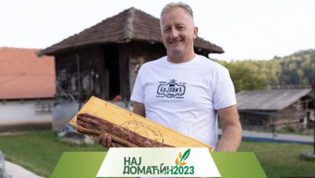 Goran u Brezovicama na planini Jelici gaji svinje Moravke, ima i preradu mesa