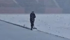 I MLAĐE BI POSTIDEO! U 73. godini pre treninga očisti sneg s terena: Žao mi da deca pokvase noge, da se prehlade