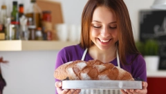TRIK KOJI PRIMENJUJU U PEKARI Stavite jednu kašičicu ovoga u testo, pa će hleb i kifle dugo ostati sveži