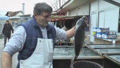 OVO NIKO NIJE OČEKIVAO Riba na čačanskoj pijaci jeftinija nego prošle godine: Šaran bio 850 a sada 750 dinara, pastrmka takođe sada manje košta