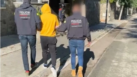 OVAKO JE U BARSELONI UHAPŠEN KRIMINALAC IZ SRBIJE Imao je žuti duks, kapuljaču, lisice na rukama - policija ga je okružila