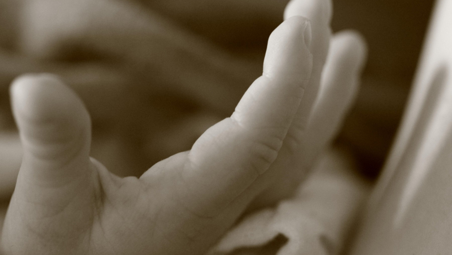 ŽENA RODILA PIJANU BEBU! Majka je imala 2,a beba 2,8 promila! Doktori su odmah zvali policiju