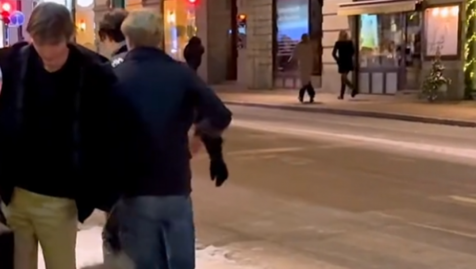 PROBAJTE DA SE NE NASMEJETE DOK OVO GLEDATE Urnebesan snimak zapalio TikTok: Ljudi padaju kao domine nasred ulice (VIDEO)