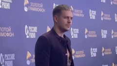 MILOŠ BIKOVIĆ NAPRAVIO HAOS U RUSIJI Glumac se skinuo na crvenom tepihu i izazvao lom, ovakvog ga nikada niste videli
