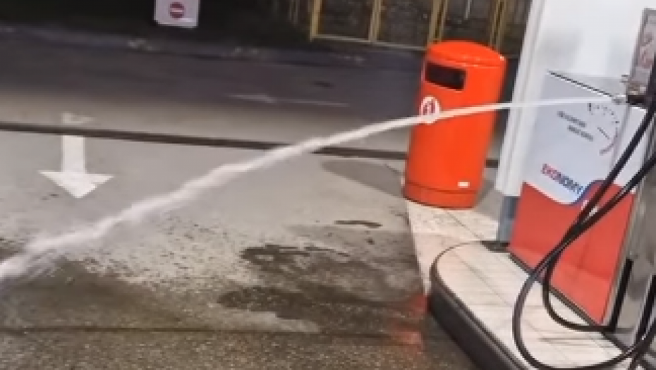 DEDA UMALO ZAPALIO KALUĐERICU Zbog prizora na pumpi u Beogradu nastala panika, tragedija izbegnuta "za dlaku"