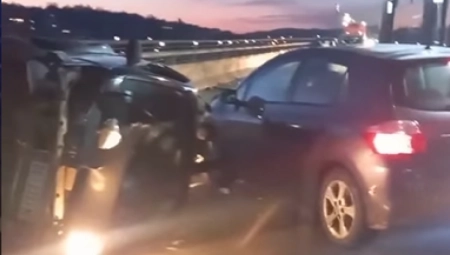 PRVI SNIMCI SA MESTA NESREĆE Vozilo na krovu, delovi automobila svuda po putu (UZNEMIRUJUĆE)