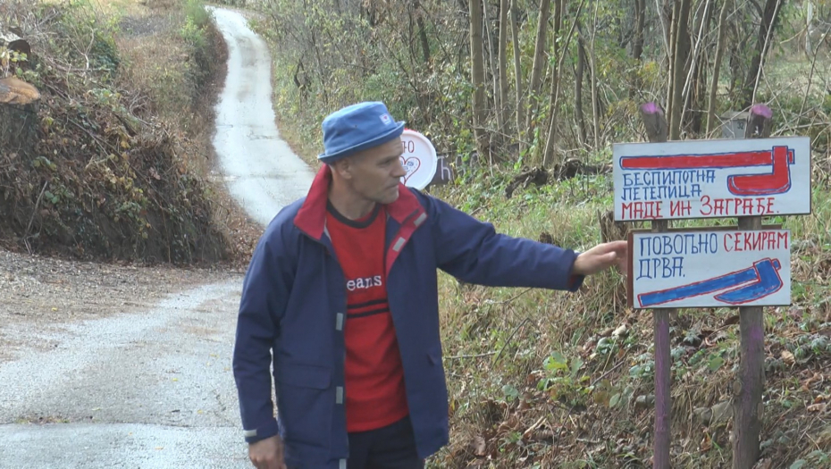 STRANCI OBOŽAVAJU DA SE SLIKAJU PORED NJIIH Dragan iz sela Zagrađe napravio 351 putokaz na planini Rudnik