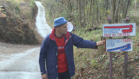 STRANCI OBOŽAVAJU DA SE SLIKAJU PORED NJIIH Dragan iz sela Zagrađe napravio 351 putokaz na planini Rudnik