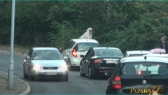 SKANDALOZNO PONAŠANJE NAŠE PEVAČICE Obavila nuždu u javnosti, pa se popela na krov automobila, ljudi gledali u čudu!