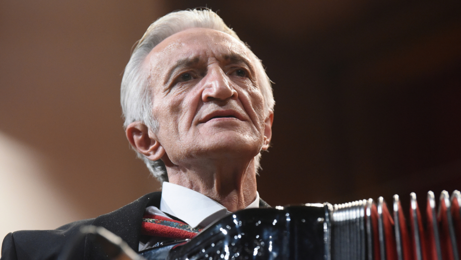 PRVI NASTUP MIRKA KODIĆA NAKON SMRTI SINA Jedva drži harmoniku, na ivici suza, dobio gromoglasan aplauz