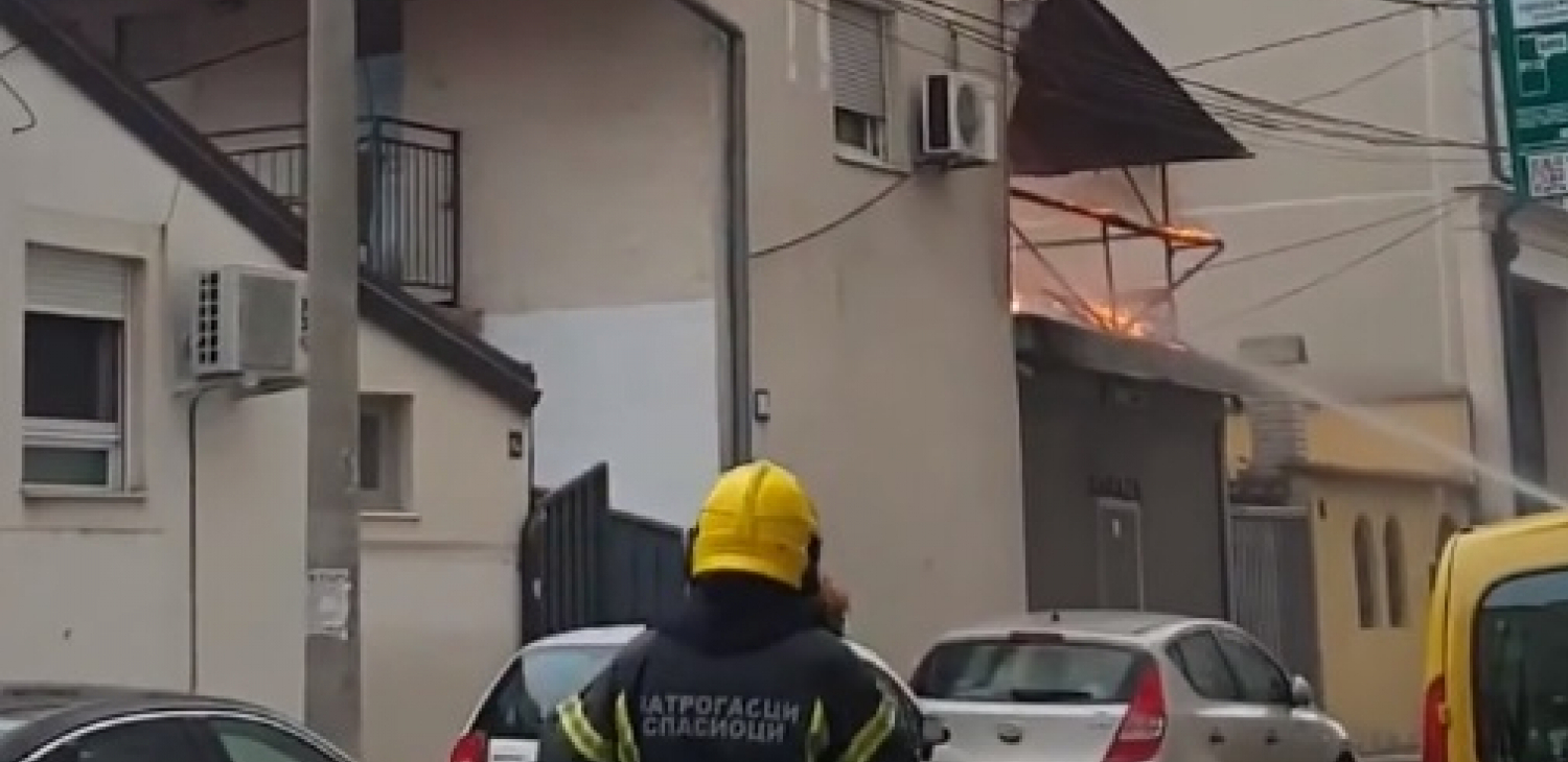 STRAVIČAN POŽAR KOD VUKOVOG SPOMENIKA Čoveku se zapalila kuća zbog računara (VIDEO)