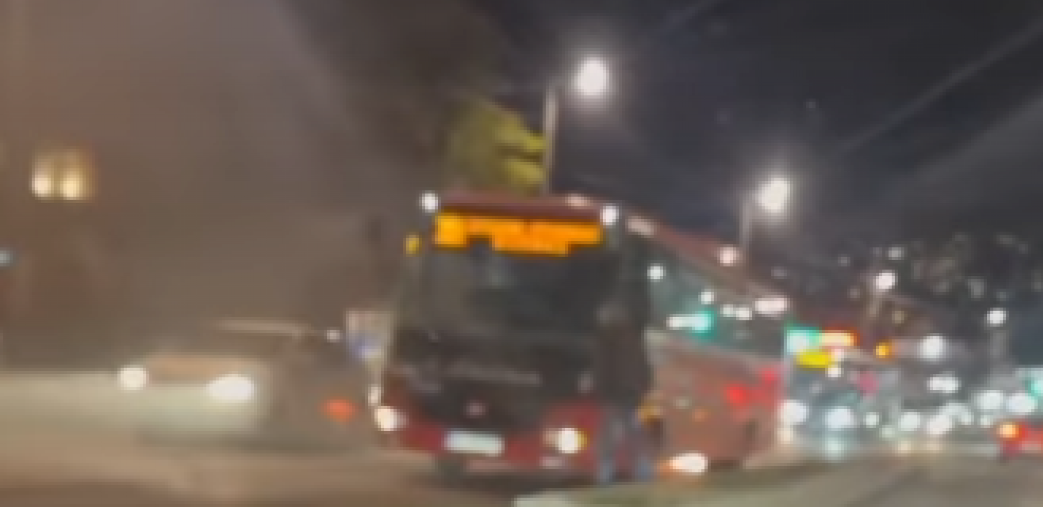 ZAPALIO SE AUTOBUS KOD PLAVOG MOSTA Ulica Vojislava Ilića zatvorena ka gradu (VIDEO)