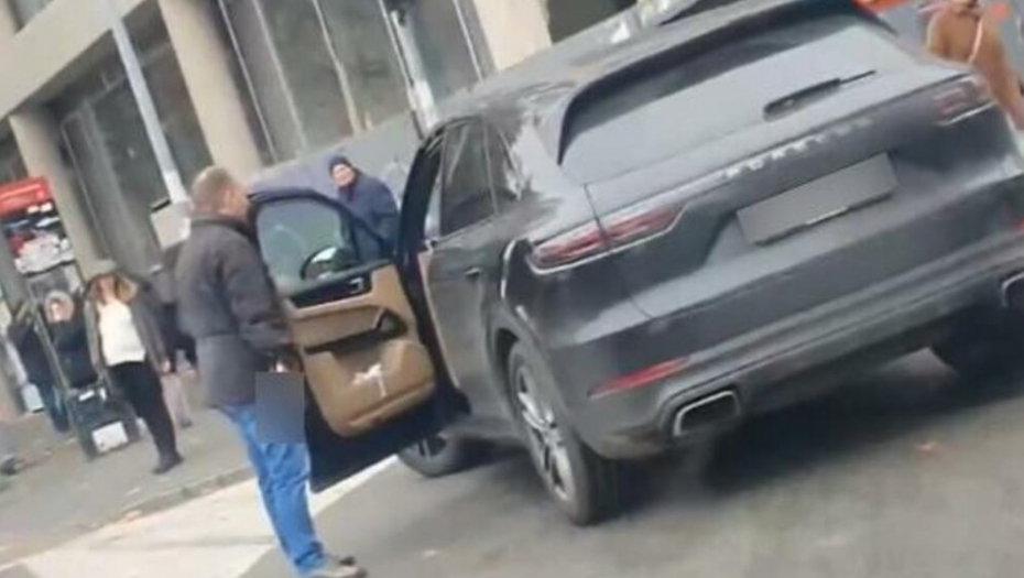 JEZIVA SCENA NA BULEVARU Taksista sekirom pretio vozaču "poršea" (VIDEO)