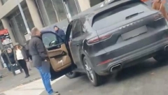 JEZIVA SCENA NA BULEVARU Taksista sekirom pretio vozaču "poršea" (VIDEO)