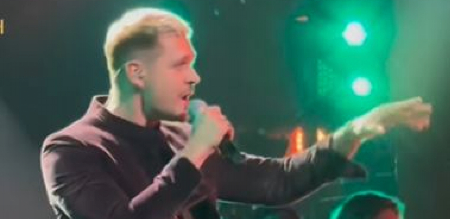 BIKOVIĆ IMAO PRVI MUZIČKI NASTUP Glumac zapevao svoju novu pesmu pred publikom, poslušajte kako zvuči hit na ruskom jeziku