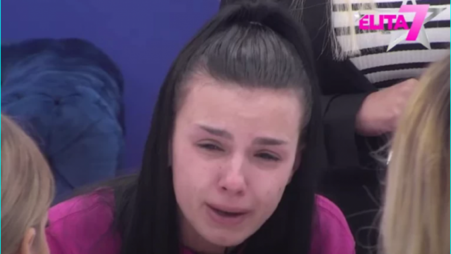 JECAJI ODZVANJAJU IZOLACIJOM! Anita van sebe, slomila se od bola nakon što je popila korpu posle vrele akcije sa Anđelom