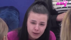 JECAJI ODZVANJAJU IZOLACIJOM! Anita van sebe, slomila se od bola nakon što je popila korpu posle vrele akcije sa Anđelom