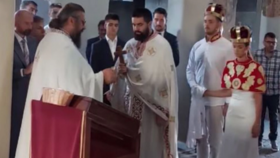 TAMARA I MILOŠ SU SE VENČALI U SRPSKOJ SVETINJI U PRIZRENU Zbog odeće koju su nosili svi šeruju njihove slike