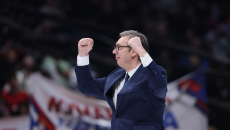 OVACIJE VUČIĆU KAD JE IZAŠAO NA BINU Desetine hiljada ljudi u Areni jednoglasno uzvikuje: "Aco, Srbine" (VIDEO)