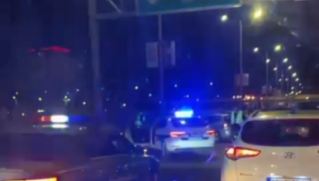 KARAMBOL NA GAZELI Sudarila se tri vozila, jedno završilo na betonskoj ogradi (VIDEO)