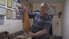 DŽINOVSKI OPANAK ZA BROJ 60 Opančar Miroslav za njega je utrošio pola kvadrata kože i 100 eksera