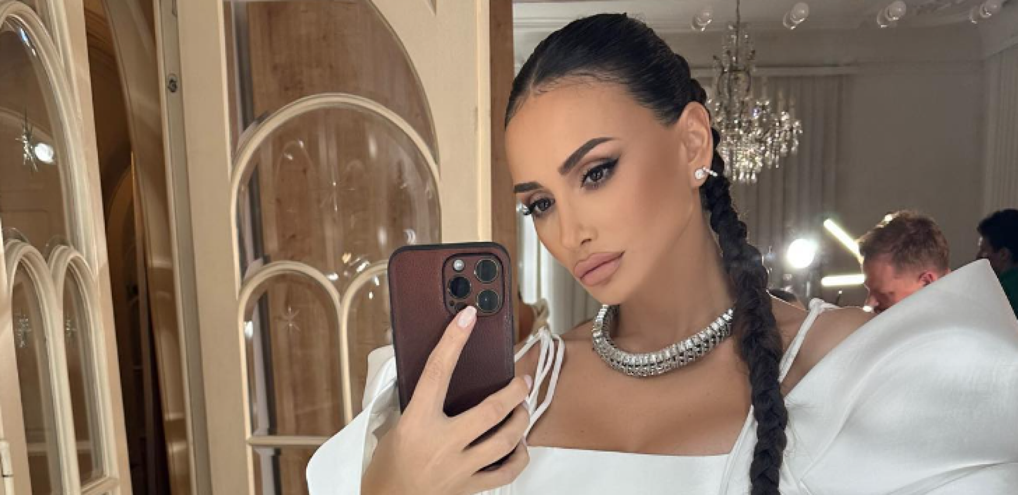 RAŠČUPANA KOSA I BEZ TRUNKE ŠMINKE Eminu Jahović ovakvu još niste videli, važi za najlepšu pevačicu, a sada šokirala!