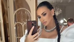 RAŠČUPANA KOSA I BEZ TRUNKE ŠMINKE Eminu Jahović ovakvu još niste videli, važi za najlepšu pevačicu, a sada šokirala!