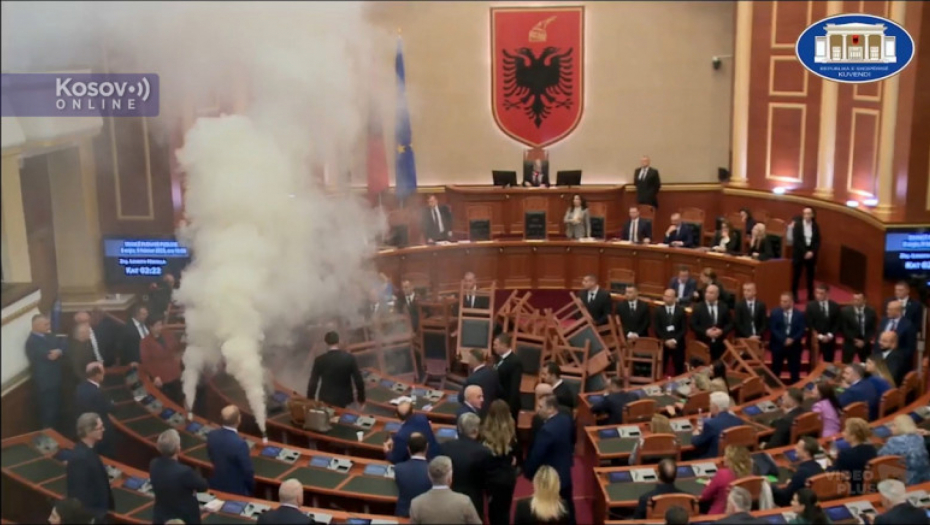POSLANIK HTEO DA ZAPALI PARLAMENT Haos u Tirani, žestok okršaj sa obezbeđenjem