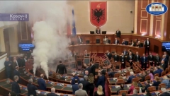 POSLANIK HTEO DA ZAPALI PARLAMENT Haos u Tirani, žestok okršaj sa obezbeđenjem