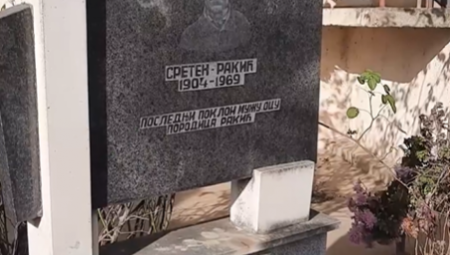 SRETENU SU DIGLI SPOMENIK U DVORIŠTU KUĆE Svi zaneme pred ovim prizorom u srpskom selu Krajkovac