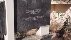 SRETENU SU DIGLI SPOMENIK U DVORIŠTU KUĆE Svi zaneme pred ovim prizorom u srpskom selu Krajkovac