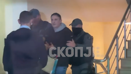 SRAMNO JE ŠTA JE URADIO OTAC UBIJENE VANJE KAD SU GA DOVODILI U SUD Ovo je pokazao novinarima, nema srama!